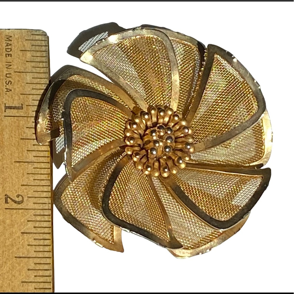 2.5” Vintage Mesh Goldtone Flower Brooch - Picture 9 of 9